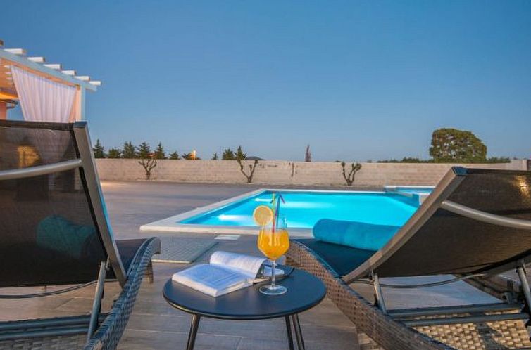 Vakantiehuis Beautiful villa Maris with pool