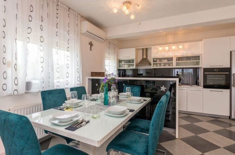 Vakantiehuis Beautiful villa Maris with pool