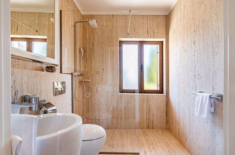 Vakantiehuis Villa Nena with heated pool, jacuzzi and sauna