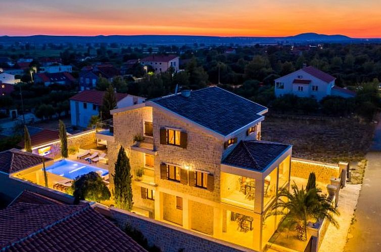 Vakantiehuis Villa Nena with heated pool, jacuzzi and sauna