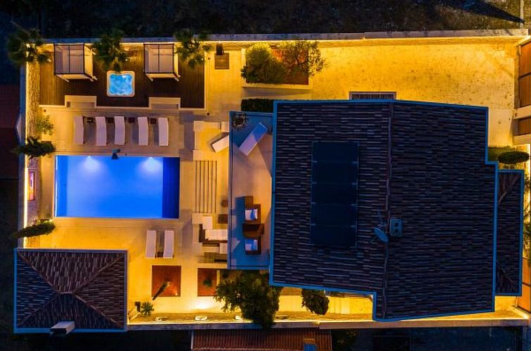 Vakantiehuis Villa Nena with heated pool, jacuzzi and sauna