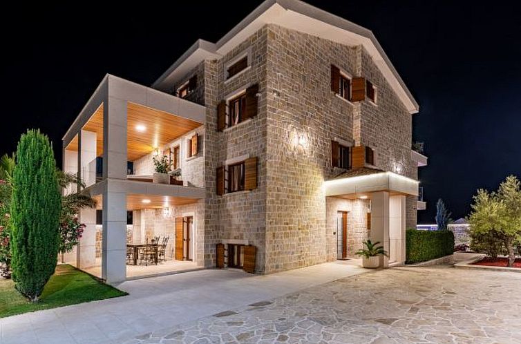 Vakantiehuis Villa Nena with heated pool, jacuzzi and sauna