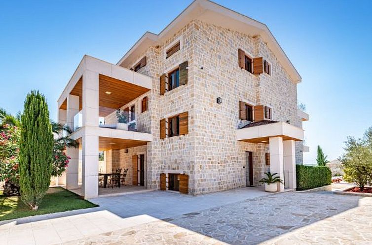 Vakantiehuis Villa Nena with heated pool, jacuzzi and sauna