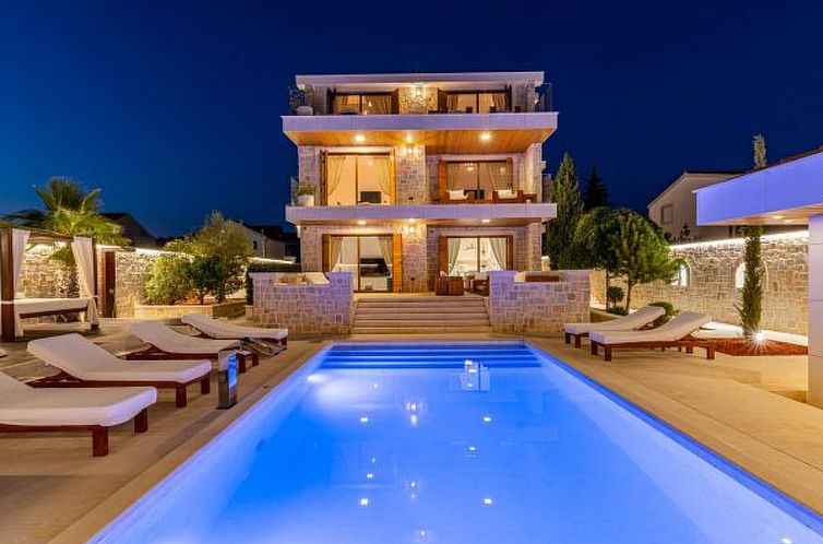 Vakantiehuis Villa Nena with heated pool, jacuzzi and sauna