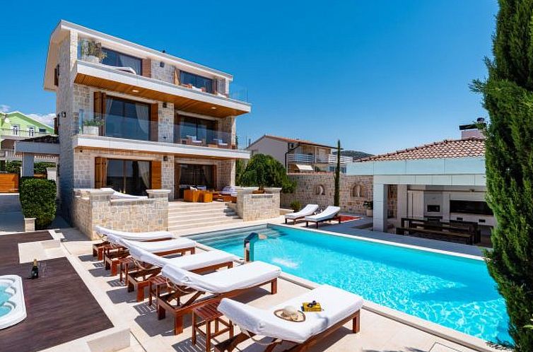 Vakantiehuis Villa Nena with heated pool, jacuzzi and sauna