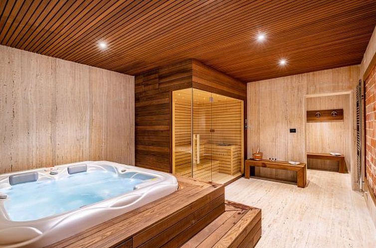 Vakantiehuis Villa Nena with heated pool, jacuzzi and sauna