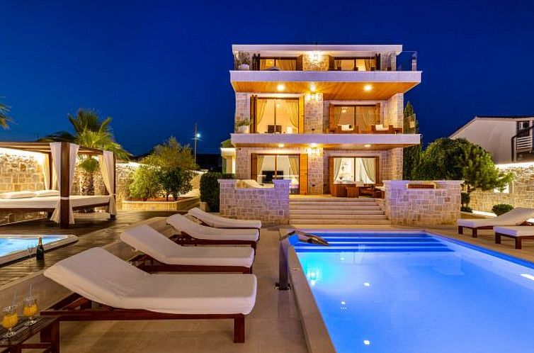 Vakantiehuis Villa Nena with heated pool, jacuzzi and sauna