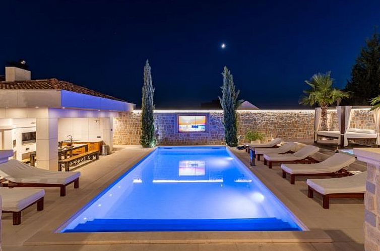 Vakantiehuis Villa Nena with heated pool, jacuzzi and sauna