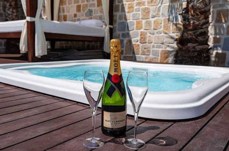 Vakantiehuis Villa Nena with heated pool, jacuzzi and sauna