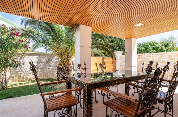 Vakantiehuis Villa Nena with heated pool, jacuzzi and sauna