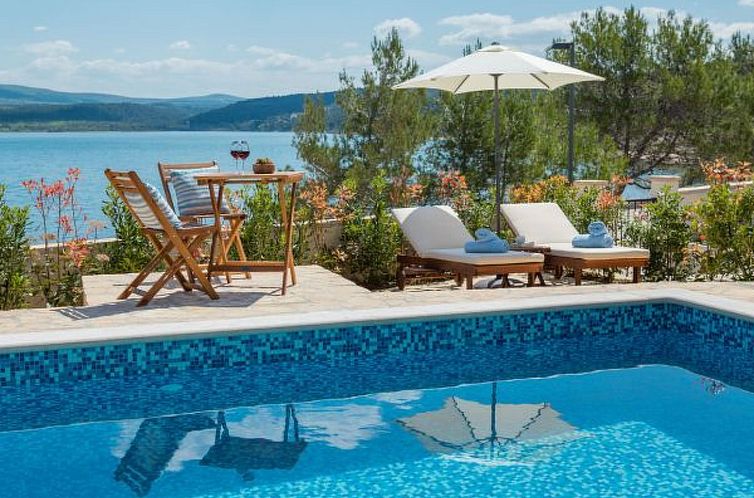 Vakantiehuis Beachfront villa Noa with heated pool