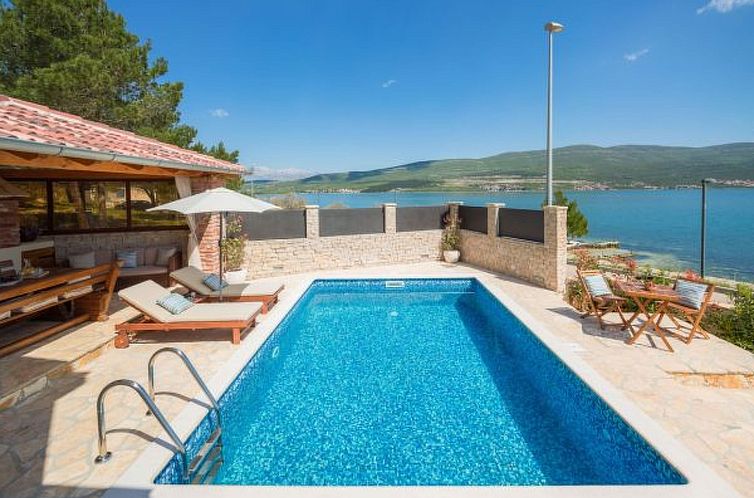 Vakantiehuis Beachfront villa Noa with heated pool