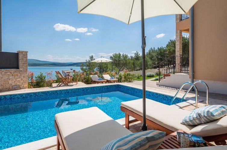 Vakantiehuis Beachfront villa Noa with heated pool