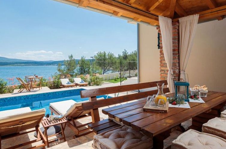 Vakantiehuis Beachfront villa Noa with heated pool
