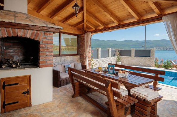 Vakantiehuis Beachfront villa Noa with heated pool