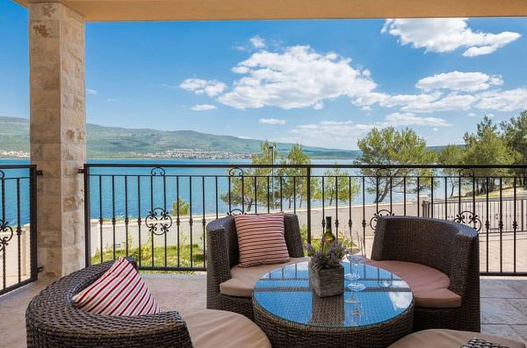 Vakantiehuis Beachfront villa Noa with heated pool