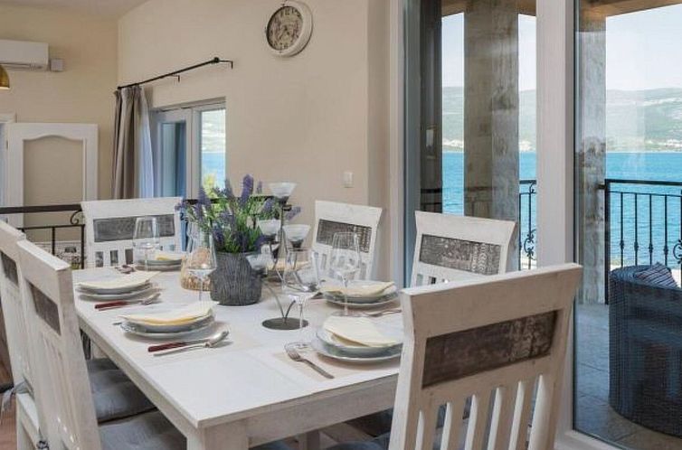 Vakantiehuis Beachfront villa Noa with heated pool