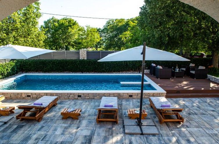 Vakantiehuis Villa Niko with heated pool
