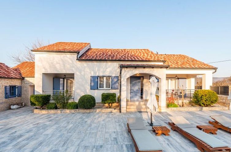 Vakantiehuis Villa Niko with heated pool