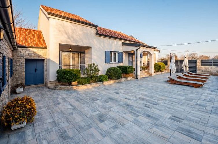 Vakantiehuis Villa Niko with heated pool