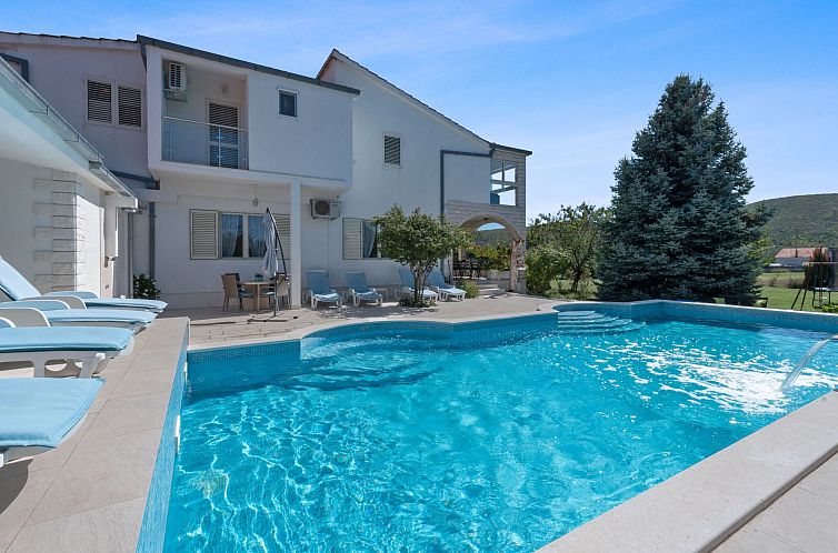 Vakantiehuis Villa Almas mit Schwimmbad, Fitnessraum, Tennis