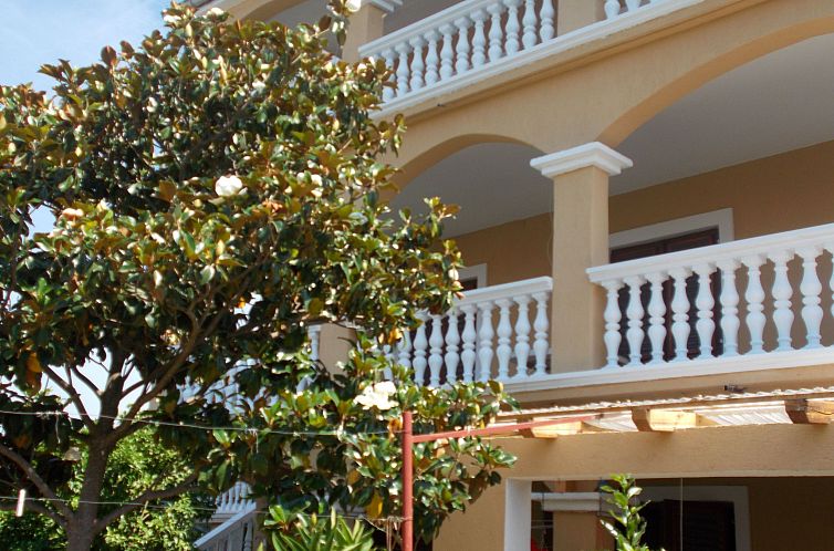 Unterkunft 10330817 - Appartement Dalmatien - Appartement Ruhige Ferienwohnung mit Terrasse und Garten