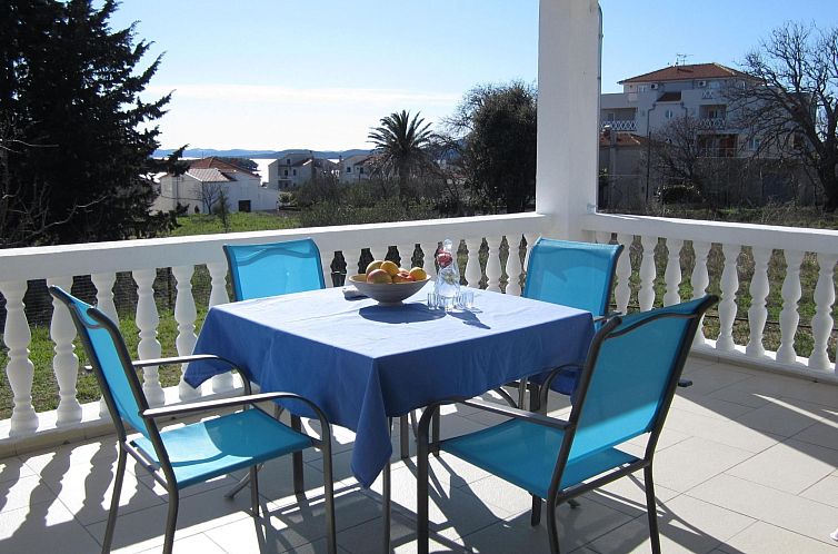 Vakantiehuis mit überdachter Terrasse und Meerblick