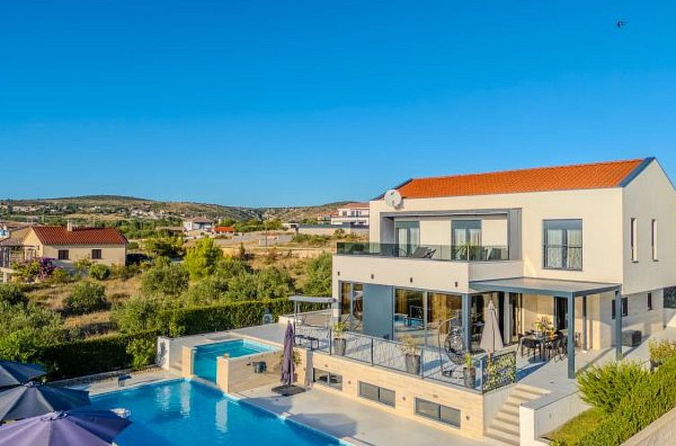 Unterkunft 10330821 - Ferienhaus Dalmatien - Vakantiehuis Beautiful villa Lara in Vrana with pool