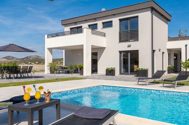 Vakantiehuis Villa Lacus in Vrana with pool