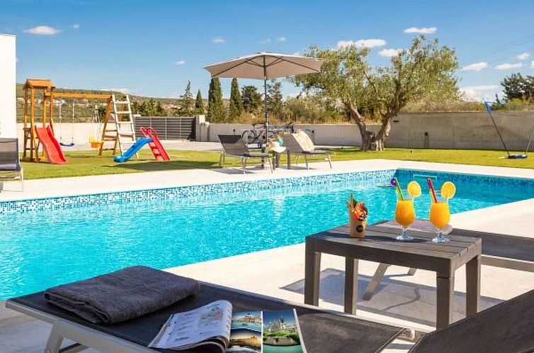 Vakantiehuis Villa Lacus in Vrana with pool