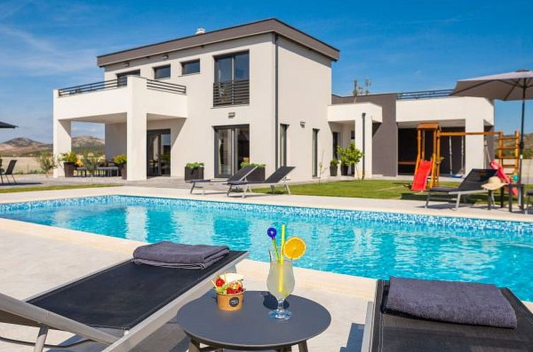 Vakantiehuis Villa Lacus in Vrana with pool