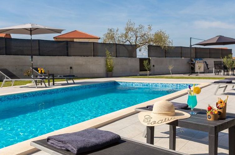 Vakantiehuis Villa Lacus in Vrana with pool