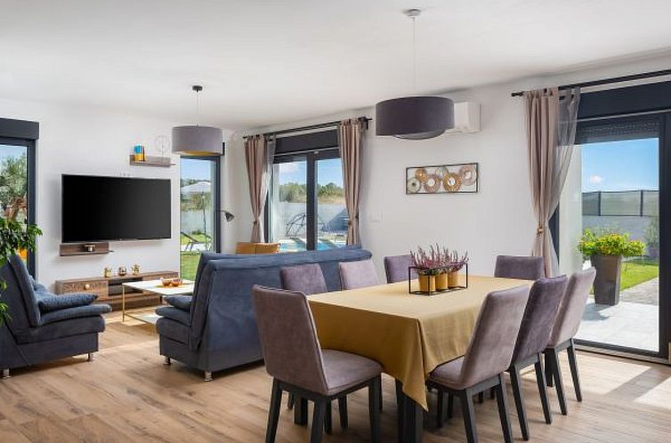 Vakantiehuis Villa Lacus in Vrana with pool