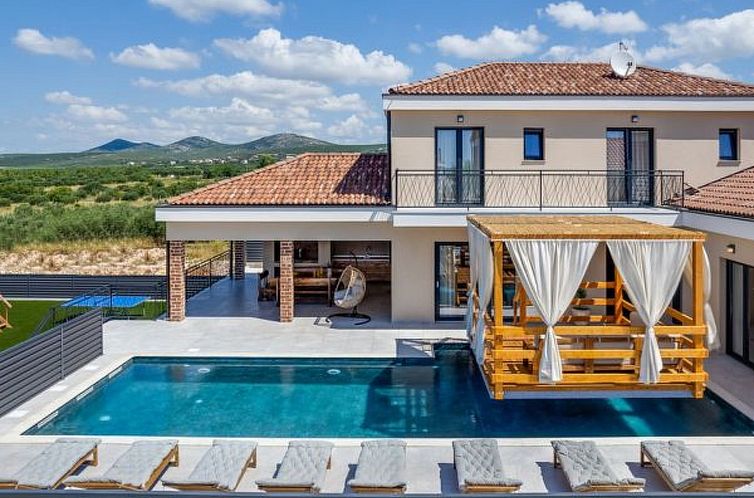 Vakantiehuis Magnificent Villa Oasis with extra large heated