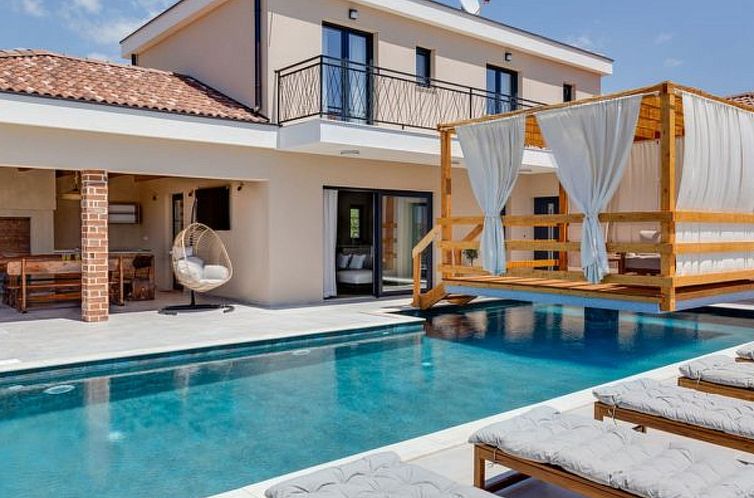 Vakantiehuis Magnificent Villa Oasis with extra large heated