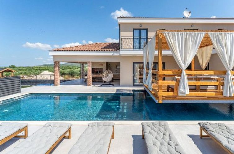 Vakantiehuis Magnificent Villa Oasis with extra large heated