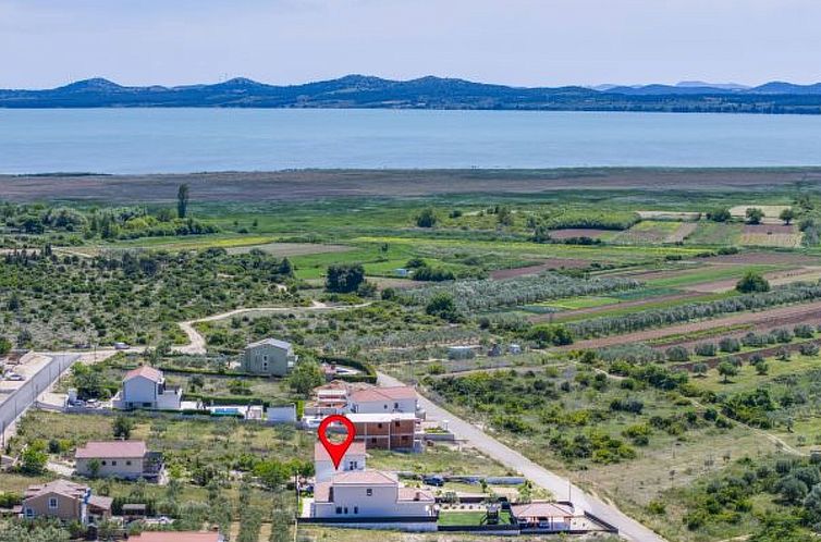 Vakantiehuis Magnificent Villa Oasis with extra large heated