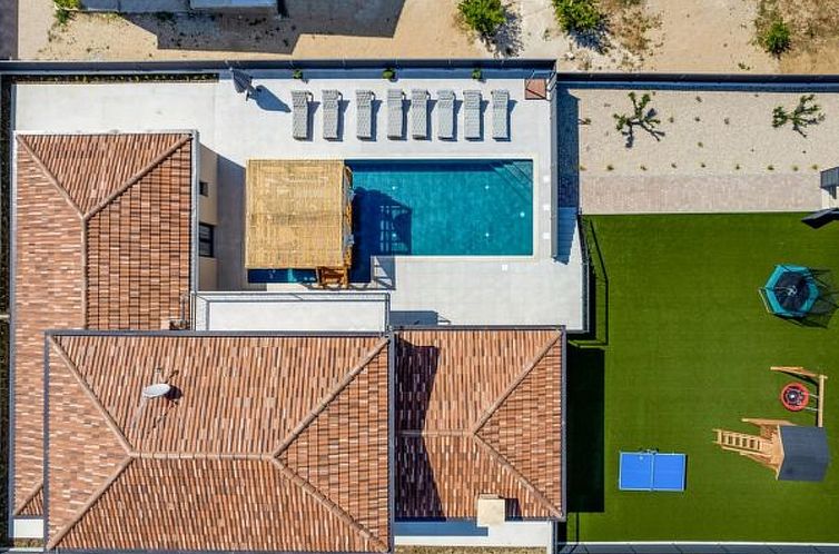 Vakantiehuis Magnificent Villa Oasis with extra large heated