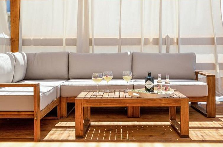 Vakantiehuis Magnificent Villa Oasis with extra large heated