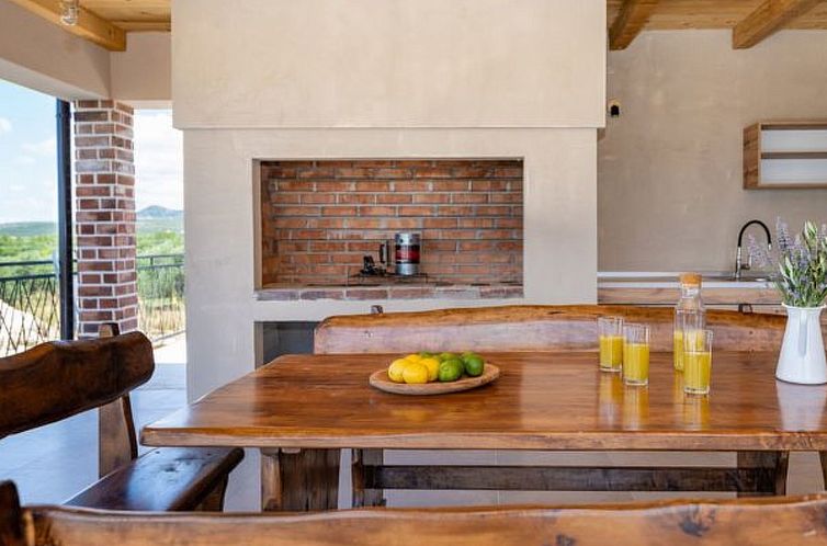 Vakantiehuis Magnificent Villa Oasis with extra large heated