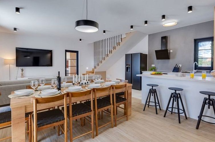 Vakantiehuis Magnificent Villa Oasis with extra large heated