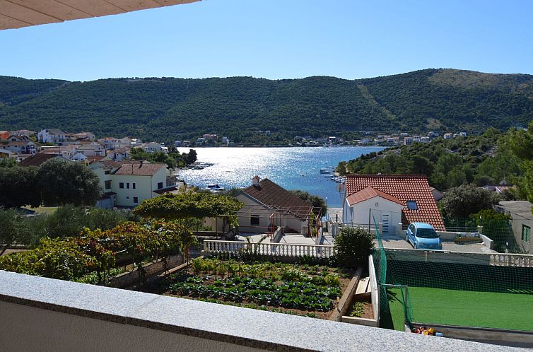 Guest house 1033426 - Apartment Dalmatia - Appartement Grebastica
