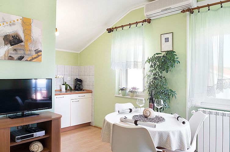 Guest house 1033437 - Apartment Dalmatia - Appartement Appartement im Dachgeschoss mit Balkon