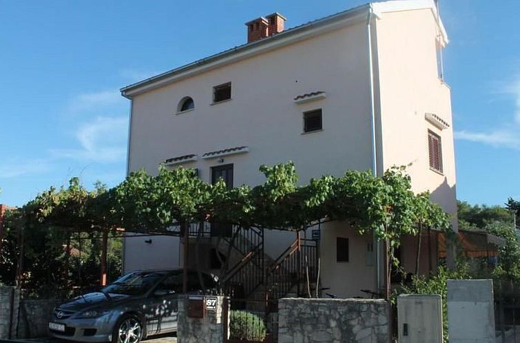 Guest house 1033439 - Apartment Dalmatia - Appartement Wohnung Jadrija mit zwei Balkonen in Strandnähe