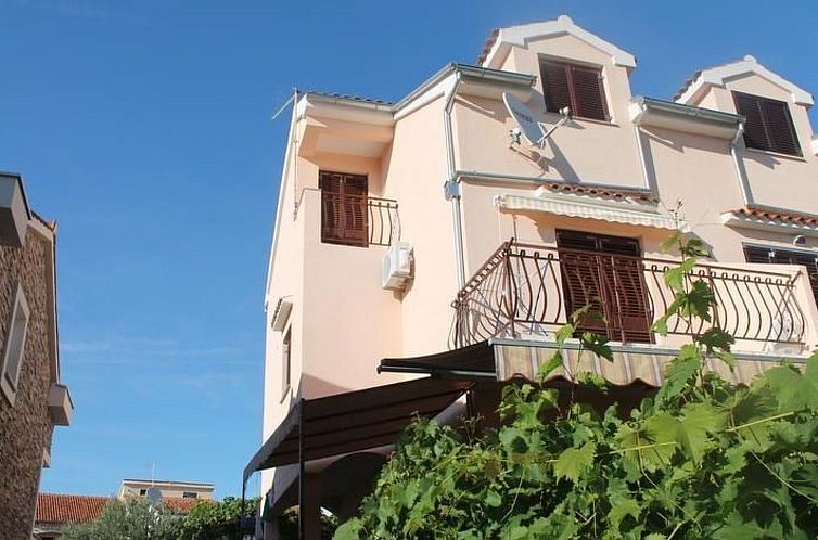 Appartement Wohnung Jadrija mit zwei Balkonen in Strandnähe