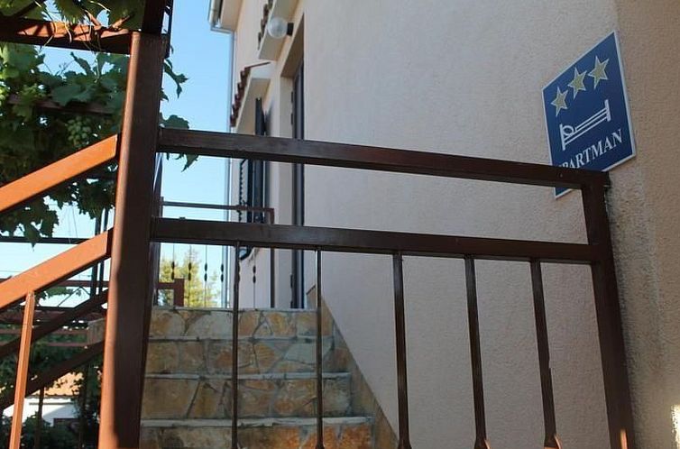 Appartement Wohnung Jadrija mit zwei Balkonen in Strandnähe
