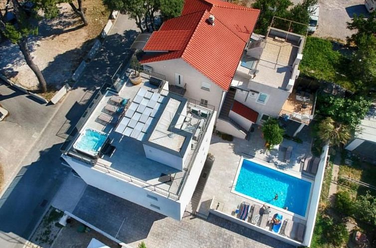 Appartement Moderne Ferienwohnung mit Pool