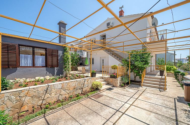 Appartement Große Ferienwohnung in Vodice mit Eigenem Balko