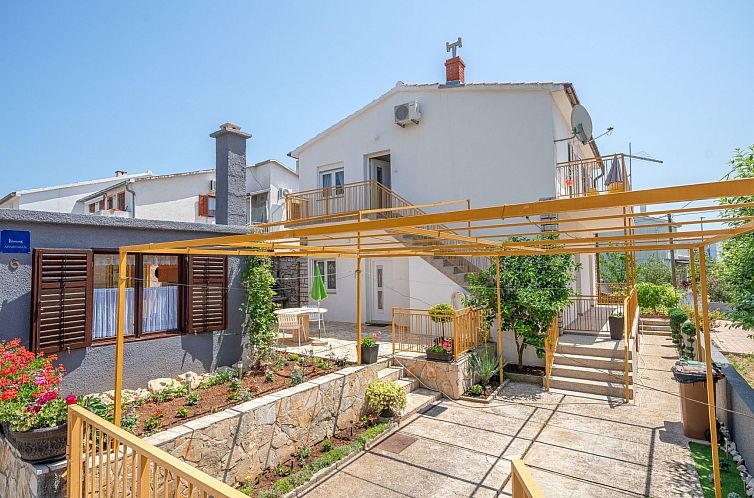 Appartement Große Ferienwohnung in Vodice mit Eigenem Balko