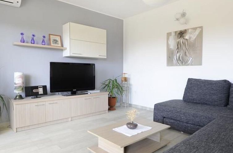 Appartement Moderne Ferienwohnung in Vodice mit Grill